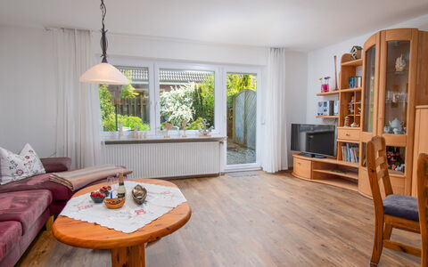 Norddeich 145: Mobilia, Tavolo, Proprietà, Pianta, Mensola, Legna, Interior Design, Cabinetry, Pavimento, Pavimentazione