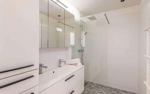 La Corniche: Cabinetry, Mobiletto Del Bagno, Specchio, Lavello, Idraulico Fixture, Bagno, Pavimento, Cassetto, Pavimentazione