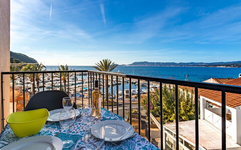 La Corniche: Cielo, Nube, Acqua, Mobilia, Costruzione, Proprietà, Tavola, Blu, Località Balneare, Tavolo