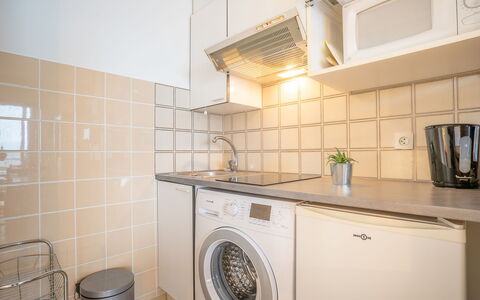 Fréjus 110: Lavanderia, Cabinetry, Proprietà, Idraulico Fixture, Rubinetto, Lavandino Della Cucina, Lavello, Cucina, Lavatrice, Controsoffitto