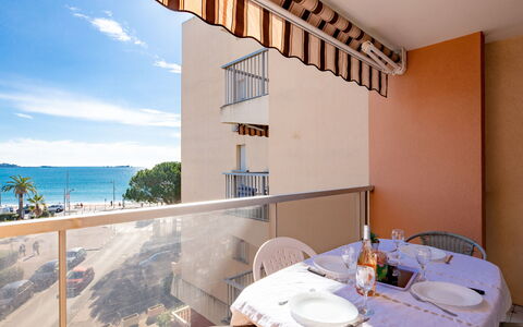 Fréjus 110: Tavolo, Mobilia, Proprietà, Azzurro, Costruzione, Sedia, Interior Design, Illuminazione, Arancia, Giallo