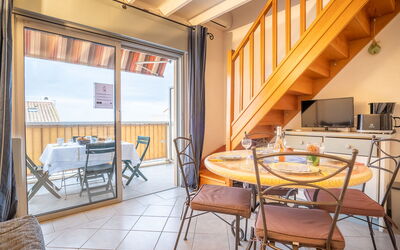 Le Capitole 110.8: Mobilia, Tavolo, Proprietà, Sedia, Legna, Interior Design, Pavimento, Pavimentazione, Immobiliare, Soggiorno