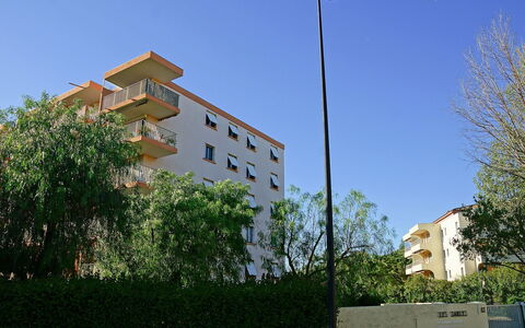 Les Sables: Zona Residenziale, Cielo, Proprietà, Architettura, Street Luce, Illuminazione, Quartiere, Albero, Lampada, Casa