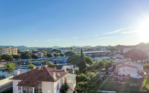 Le Drakar: Cielo, Blu, Giorno, Zona Residenziale, Cittadina, Casa, Tetto, Appartamento, Sobborgo