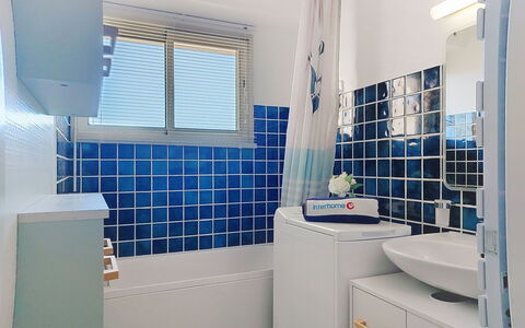 Le Drakar: Blu, Parete, Idraulico Fixture, Interior Design, Pavimentazione, Bagno, Pavimento, Idraulico, Piastrella, Camera
