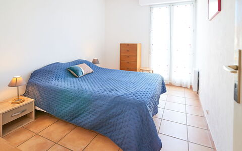Cap Hermes: Letto, Camera Da Letto, Pavimentazione, Pavimento, Interior Design, Lenzuolo, Legna, Bedding, Mobilia, Camera