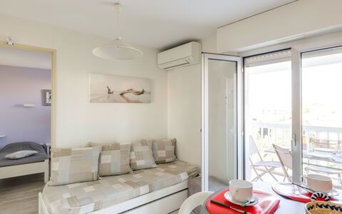 Fréjus 570: Camera, Proprietà, Mobilia, Interior Design, Soggiorno, Giallo, Costruzione, Casa, Immobiliare, Tavolo