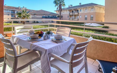 Fréjus 570: Cielo, Nube, Costruzione, Proprietà, Finestra, Legna, Tavolo, Casa, Shade, Mobili Da Esterno