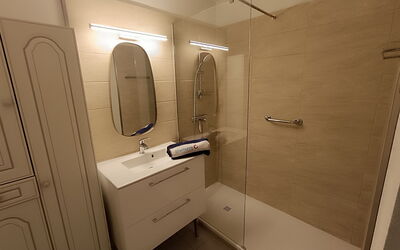 Port D'Attache 570.10: Lavandino Del Bagno, Idraulico Fixture, Pavimentazione, Legna, Pavimento, Interior Design, Bagno, Specchio, Idraulico, Lavello