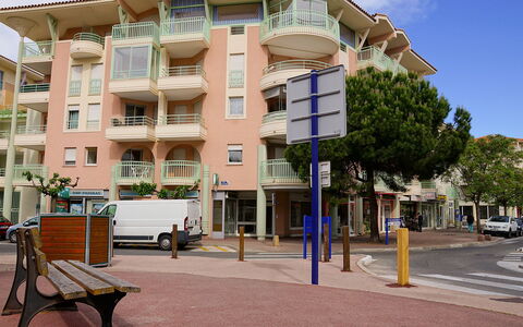 Fréjus 580: Costruzione, Cielo, Proprietà, Finestra, Urban Design, Architettura, Albero, Auto, Quartiere, Zona Residenziale
