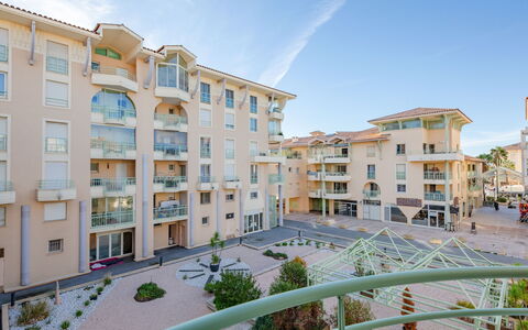 Quartier Latin: Acqua, Barca, Cielo, Moto D'Acqua, Veicolo, Azzurro, Infrastruttura, Dock, Corpo D'Acqua, Barche E Nautica - Macchine E Materiali