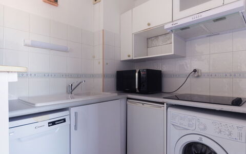 Résidence Aigue Marine: Cabinetry, Lavanderia, Proprietà, Lavandino Della Cucina, Lavello, Bianca, Asciugatrice, Costruzione, Cucina Stufa, Cucina