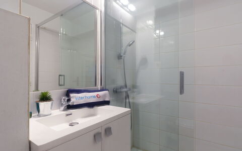 Résidence Aigue Marine: Specchio, Lavello, Rubinetto, Idraulico Fixture, Costruzione, Bagno, Lavandino Del Bagno, Interior Design, Pavimento
