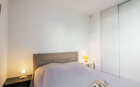 Saint-Raphaël 132: Camera Da Letto, Camera, Letto, Proprietà, Mobilia, Lenzuolo, Interior Design, Telaio Del Letto, Parete, Bedding