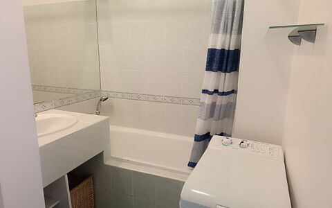 Résidence les Jardins D'Eden: Pavimentazione, Idraulico Fixture, Interior Design, Bagno, Pavimento, Idraulico, Camera, Rubinetto, Piastrella, Lavandino Del Bagno