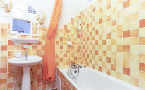 Miralheti: Vasca Da Bagno, Idraulico Fixture, Rubinetto, Proprietà, Lavello, Bagno, Viola, Interior Design, Pavimento