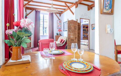 Miralheti: Tavolo, Mobilia, Proprietà, Finestra, Costruzione, Pianta, Decorazione, Cornice, Fiore, Interior Design