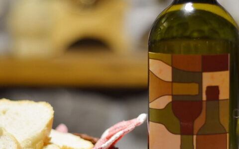 Opatija Pobri 112: Cibo, Tavola, Bottiglia, Bottiglia Di Vetro, Vino, Bicchieri, Tavolo, Giallo, Ingrediente