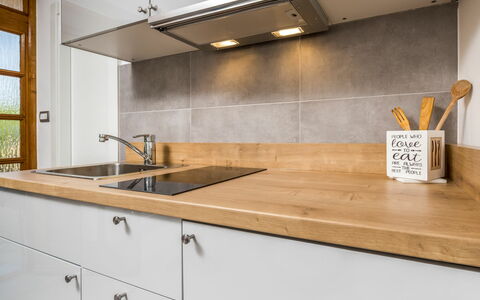 Opatija Pobri 112: Cabinetry, Controsoffitto, Costruzione, Legna, Cucina, Rubinetto, Interior Design, Pavimentazione, Lavandino Della Cucina, Pavimento