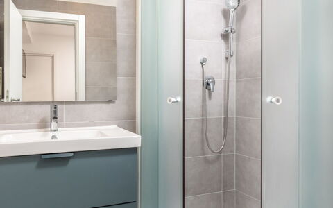Opatija Pobri 112: Specchio, Rubinetto, Mobiletto Del Bagno, Proprietà, Idraulico Fixture, Lavello, Bianca, Cabinetry, Bagno, Soffione Doccia