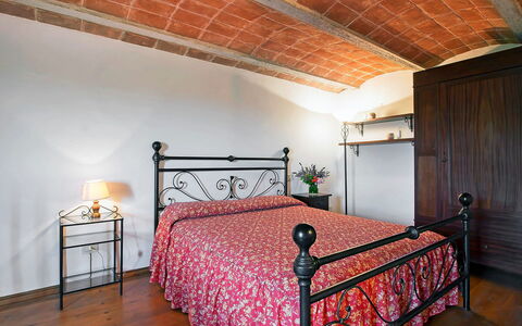 Cinigiano 100: Camera Da Letto, Letto, Mobilia, Camera, Proprietà, Telaio Del Letto, Soffitto, Lenzuolo, Pavimento, Interior Design