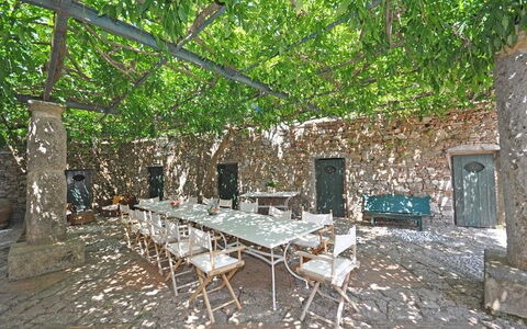 Il Principe: Proprietà, Costruzione, Camera, Tavolo, Albero, Mobilia, Muro ​​Di Pietra, Casa, Backyard