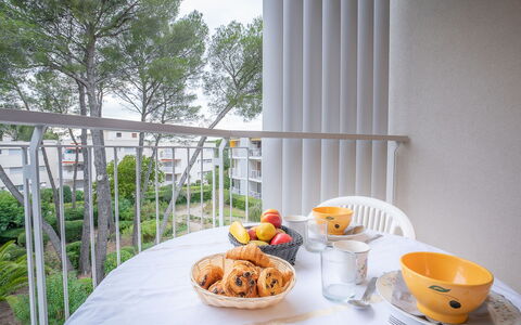 Saint-Raphaël 182: Cibo, Tavola, Tavolo, Mobilia, Dishware, Piatto, Tovaglia, Sedia, Frutta