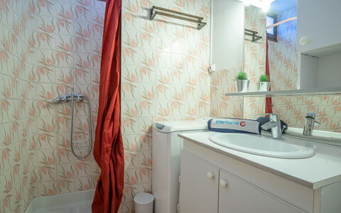 Saint-Raphaël 182: Specchio, Rubinetto, Idraulico Fixture, Costruzione, Proprietà, Lavello, Cabinetry, Mobiletto Del Bagno, Interior Design, Bagno
