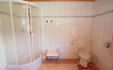 Christl: Bagno, Camera, Piastrella, Proprietà, Pavimento, Parete, Interior Design, Costruzione, Vasca Da Bagno, Idraulico Fixture