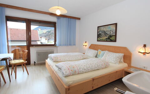Christl: Mobilia, Camera Da Letto, Camera, Proprietà, Letto, Interior Design, Pavimento, Telaio Del Letto, Costruzione, Lenzuolo