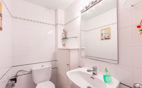 Zen: Bagno, Proprietà, Camera, Interior Design, Idraulico Fixture, Architettura, Parete, Immobiliare, Casa, Gabinetto