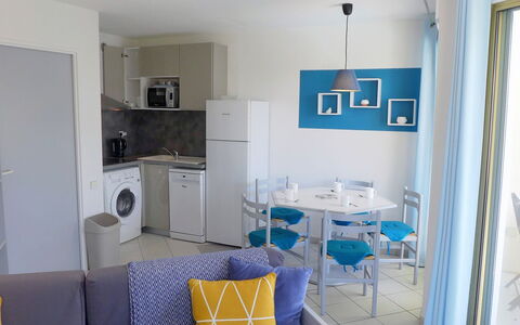 Fréjus 560: Camera, Blu, Mobilia, Proprietà, Interior Design, Giallo, Costruzione, Pavimento, Turchese, Casa