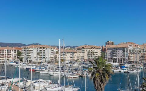 Fréjus 560: Acqua, Barca, Cielo, Costruzione, Moto D'Acqua, Blu, Azzurro, Corpo D'Acqua, Lago, Dock
