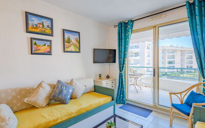 L'Open 560.1: Proprietà, Mobilia, Blu, Cornice, Finestra, Comfort, Tessile, Interior Design, Soggiorno, Pavimento