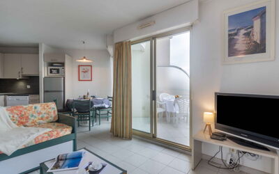 L'Open 560.18: Divano, Tavolo, Mobilia, Cornice, Comfort, Soggiorno, Interior Design, Legna, Televisione