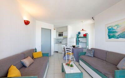 L'Open 560.4: Divano, Mobilia, Tavolo, Cornice, Azzurro, Comfort, Interior Design, Arancia, Divano Letto, Soggiorno