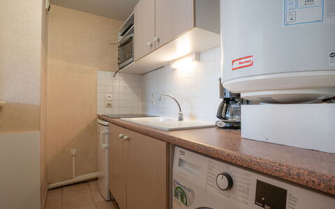 Fréjus 565: Cabinetry, Lavandino Della Cucina, Lavello, Proprietà, Rubinetto, Controsoffitto, Costruzione, Idraulico Fixture, Lavanderia, Cucina