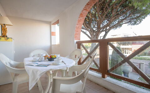 Fréjus 565: Mobilia, Tavolo, Sedia, Legna, Shade, Pianta, Pavimento, Albero, Costruzione, Soggiorno