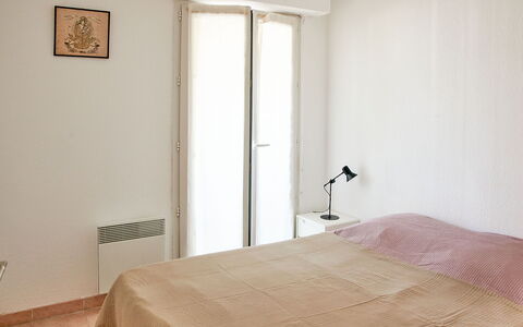 Fréjus 565: Letto, Parete, Interior Design, Camera Da Letto, Pavimento, Mobilia, Pavimentazione, Legna, Lenzuolo, Camera