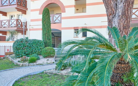 Fréjus 565: Arbusto, Giardino, Shade, Prato, Landscaping, Hacienda, Cortile, Driveway, Passerella