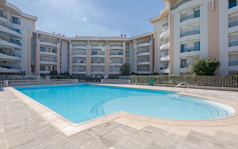 Fréjus 800: Acqua, Cielo, Proprietà, Giorno, Costruzione, Finestra, Piscina, Azzurro, Pianta, Casa