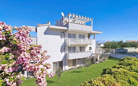 Trogir Slatine 166: Piscina, Catena Montuosa, Eco Hotel, Ricorrere, Estate, Valle, Villa, Landscaping, Resort Citta ', Backyard