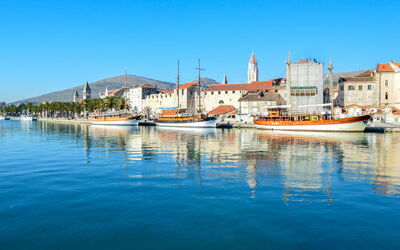 Trogir Slatine 166: Acqua, Cielo, Nube, Risorse Idriche, Azzurro, Albero, Paesaggio Naturale, Spiaggia, Costiera E Morfologie Oceanic, Pianta