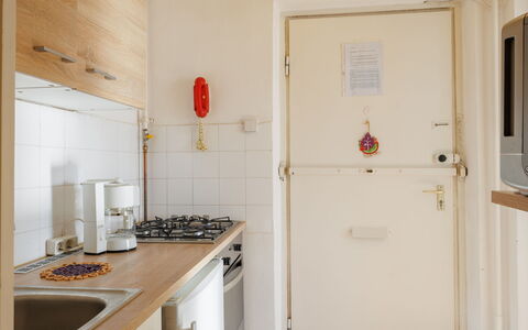 Prater: Legna, Apparecchio Major, Pavimentazione, Cucina, Interior Design, Pavimento, Camera, Controsoffitto, Elettrodomestico Da Cucina, Lavello