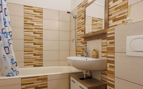 Prater: Pavimentazione, Lavandino Del Bagno, Bagno, Idraulico Fixture, Pavimento, Interior Design, Lavello, Idraulico, Piastrella, Rubinetto
