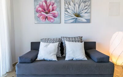 Villa 2 Pools 104.2: Mobilia, Arte Moderna, Divano, Camera, Parete, Soggiorno, Interior Design, Divano Letto, Rosa, Divano Letto
