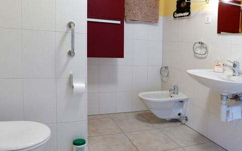 Wilderswil 112: Rubinetto, Lavandino Del Bagno, Idraulico Fixture, Proprietà, Lavello, Bagno, Viola, Blu, Specchio, Gabinetto
