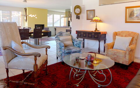 Wilderswil 112: Tavolo, Mobilia, Cornice, Sedia, Divano, Comfort, Legna, Interior Design, Soggiorno, Pavimentazione