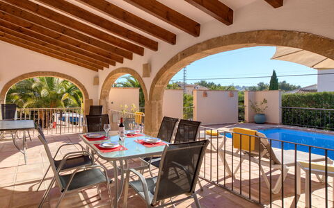 Pomeraj: Mobilia, Proprietà, Tavolo, Sedia, Cielo, Shade, Illuminazione, Mobili Da Esterno, Interior Design, Architettura