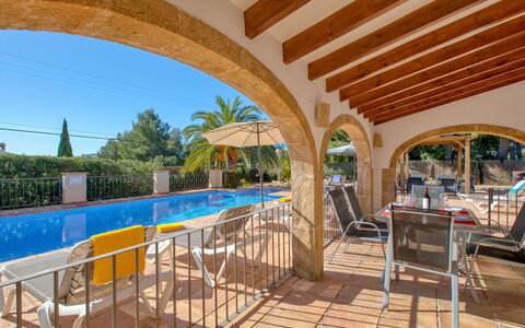 Pomeraj: Proprietà, Mobilia, Piscina, Pianta, Sedia, Cielo, Shade, Costruzione, Mobili Da Esterno, Albero